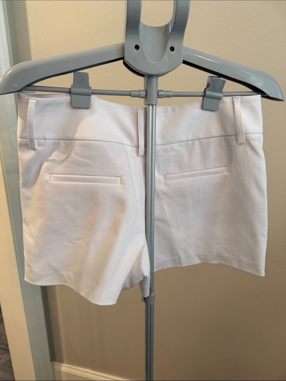 Alice + Olivia Cady off white shorts - Picture 6 of 11